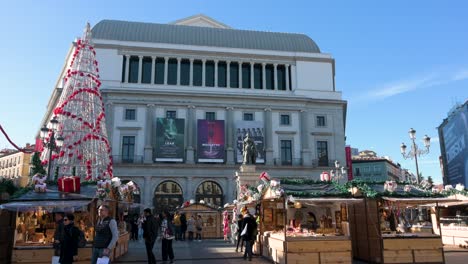 Eine-Weitwinkelaufnahme-Des-Teatro-Real-An-Der-Plaza-Isabel-II-Und-Gegenüber-Dem-Königspalast-Ist-Spaniens-Führende-Institution-Für-Darstellende-Und-Musikalische-Künste