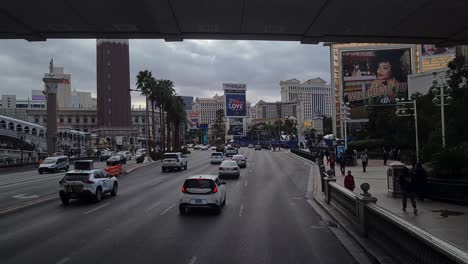 Conducción-Y-Tráfico-En-Las-Vegas-Strip-Boulevard-En-Un-Día-Nublado,-Nevada,-EE.UU.