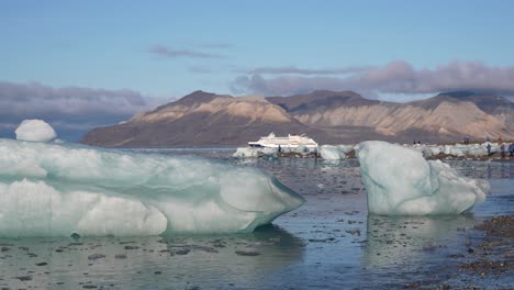 Crucero-Anclado-En-El-Fiordo-Frente-Al-Hielo-Glaciar-Y-Icebergs,-Vista-Amplia