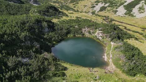 Gente-En-El-Lago-De-Montaña-Del-Parque-Nacional-Pirin-En-Bulgaria---Antena-4k-Dando-Vueltas