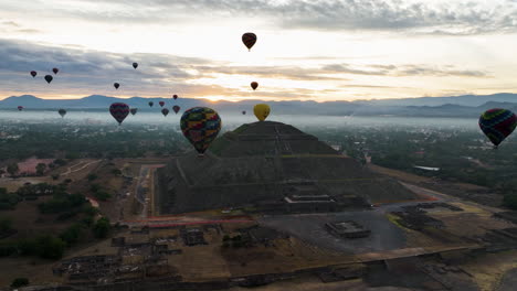 Tourism-in-Teotihuacan,-Mexico,-Balloons-flying-around-the-Pyramid-of-the-sun