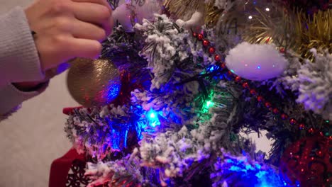 Manos-De-Mujer-Decorando-El-árbol-De-Navidad