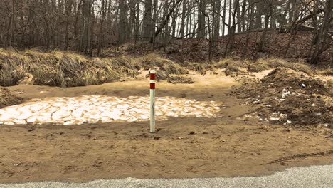 Ein-Mit-Sturmsand-Bedeckter-Verkehrsleitpfosten