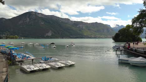 El-Lago-De-Annecy-Tiene-Muchas-Opciones-Para-Practicar-Deportes-Acuáticos.