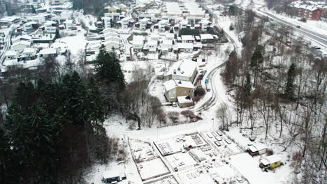 Schneebedecktes-Wohngebiet-In-Kviberg,-Göteborg-Mit-Häusern-Und-Straßen,-Luftaufnahme