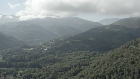 Paisaje-De-Los-Pirineos-Franceses-En-La-Temporada-De-Verano