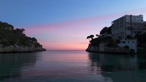 Ruhiges-Buchtwasser-Mit-Rosa-Sonnenuntergangswolken-Am-Horizont-In-Palma-De-Mallorca