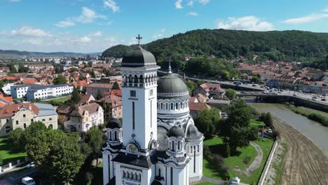Sighisoara,-Kirche-Der-Heiligen-Dreifaltigkeit-In-Siebenbürgen,-Rumänien---Luftaufnahme-4k