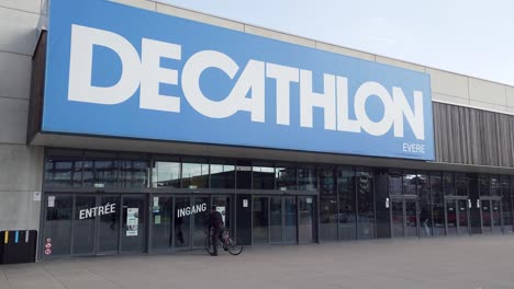 Vista-Exterior-Del-Edificio-Del-Minorista-De-Artículos-Deportivos-Decathlon-En-Evere---Bélgica