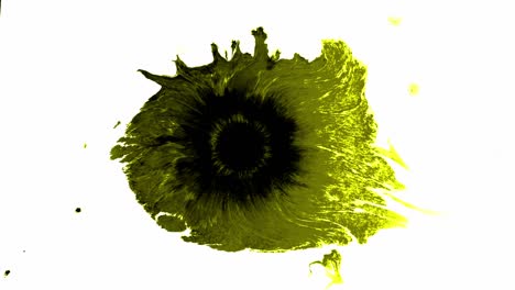 Spritzer-Und-Flecken-Gelber-Tinte-Verteilen-Sich-Auf-Weißem-Hintergrund