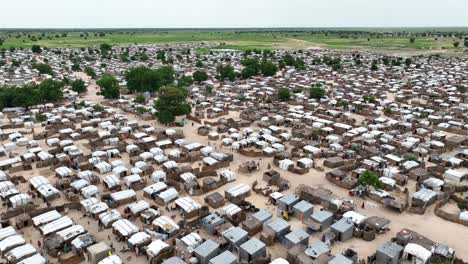 Vista-Aérea-Hacia-Atrás-De-Personas-Desplazadas-En-Asentamientos-Improvisados-En-La-Región-Del-Sahel
