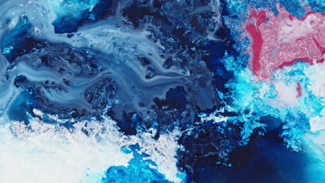 Tinta-Azul-Y-Roja-Arremolinándose-Fusionándose-En-Agua,-Aspecto-De-Arte-Abstracto,-Colores-Vibrantes,-Vista-Superior