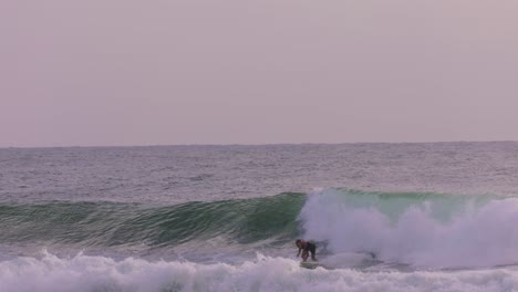Morgenansichten-Eines-Surfers-In-Großen-Wellen-Bei-Burleigh-Heads,-Gold-Coast,-Australien