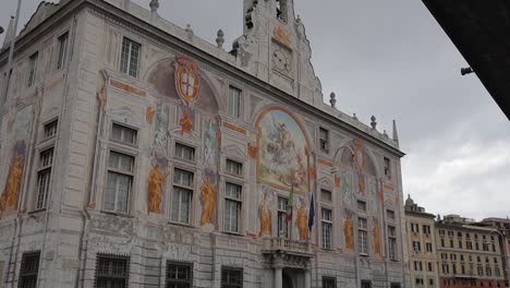 Clip-En-Cámara-Lenta-Que-Muestra-El-Palacio-De-San-Jorge-Con-Gente-Que-Pasa-Caminando-Por-Delante