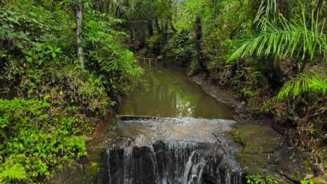 Luftaufnahme-Des-Suwat-Wasserfalls-In-Gianyar,-Bali,-Indonesien