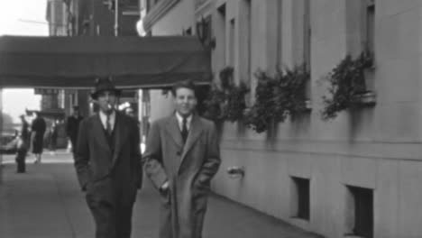 Hombres-Trajeados-Caminan-Por-Las-Calles-Del-Centro-De-Nueva-York-En-La-Década-De-1930.