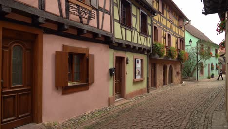 Eguisheim-Ist-Ein-Sehr-Hübsches-Und-Charmantes-Mittelalterliches-Dorf-Mit-Einer-Einzigartigen-Atmosphäre