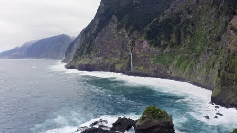 Drohnenvideo-Der-Enthüllung-Eines-Wasserfalls-Auf-Madeira
