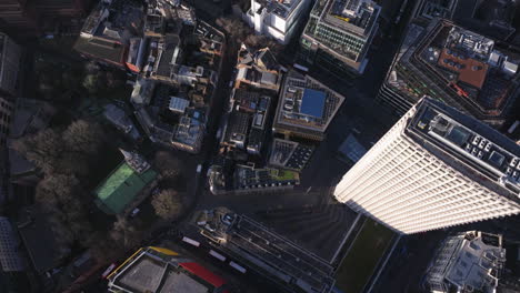 Toma-Aérea-De-Arriba-Hacia-Abajo-Sobre-Soho,-En-El-Centro-De-Londres.