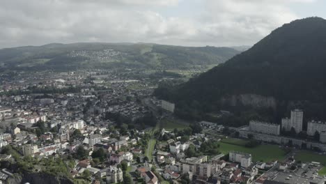 Stadt-Lourdes,-Frankreich.-Panoramablick-Per-Drohne