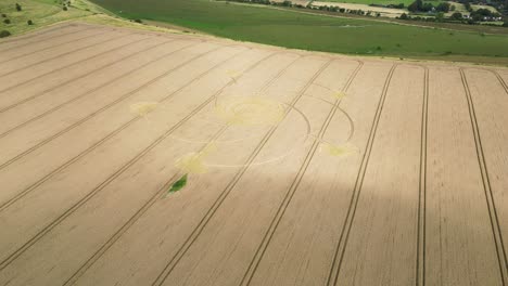 Bratton-Espiral-Cultivo-Círculo-Vista-Aérea-Nube-Pasando-Wiltshire-Campo-De-Trigo-Agrícola-Dorado