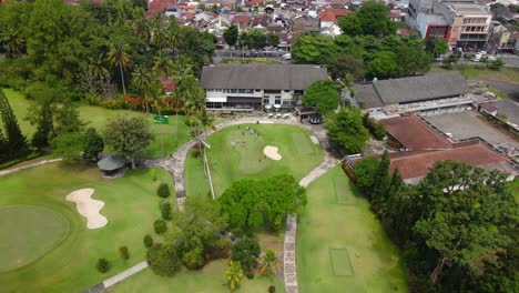 Vista-Aérea-De-Personas-Que-Se-Reunían-Y-Jugaban-Golf-En-El-Campo-De-Golf