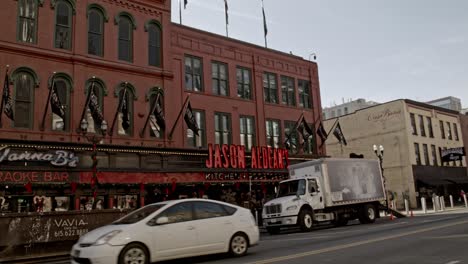 Bars-Auf-Der-Broadway-Street-In-Nashville,-Tennessee-Während-Des-Tages-Mit-Handaufnahme-Von-Links-Nach-Rechts