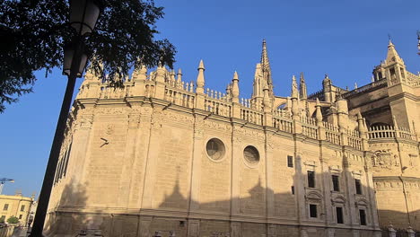 Kathedrale-Von-Sevilla-Und-Mauern-Des-Alcazar,-Panorama