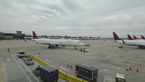 Delta-A321-Flugzeuge-Werden-Zurück-Auf-Die-Rollbahn-Zwischen-Terminal-T-Und-A-Geschoben