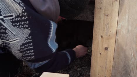 Un-Hombre-Está-Construyendo-La-Estufa-Debajo-Del-Jacuzzi-De-Bricolaje---Primer-Plano