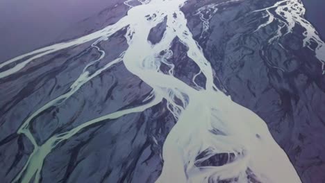 Geflochtener-Gletscherfluss,-Der-Durch-Vulkanisches-Gelände-In-Island-Fließt