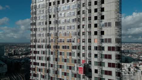 Edificio-Rascacielos-En-Construcción,-La-Defensa,-El-Centro-De-La-Ciudad-De-París,-Francia