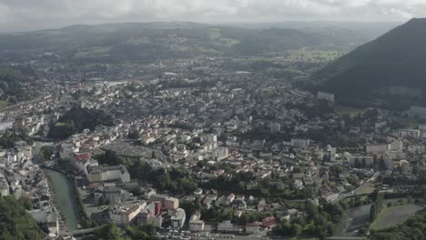 Stadtbild-Von-Lourdes,-Frankreich.-Luftaufnahme-Einer-Drohne-Aus-Großer-Höhe