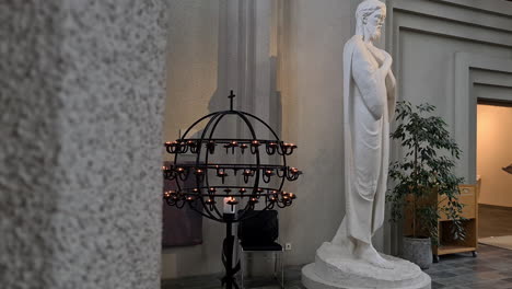 Estatua-De-Jesucristo-Y-Velas-En-El-Interior-De-La-Iglesia-Hallgrimskirkja,-Reikiavik,-Islandia