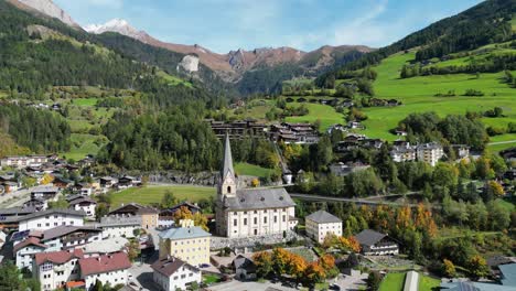 Iglesia-Matrei-En-Osttirol-En-Tirol,-Parque-Nacional-Hohe-Tauern,-Austria---Circling-Aéreo-4K