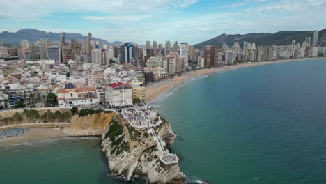 Ciudad-De-Benidorm,-Balcón-Mediterráneo-Y-Horizonte-En-La-Costa-Brava,-España---Antena-4k