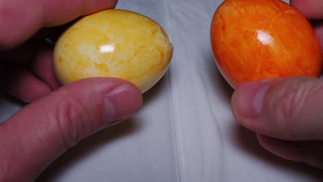 Persona-Golpeando-Huevos-De-Pascua-De-Colores-Entre-Sí