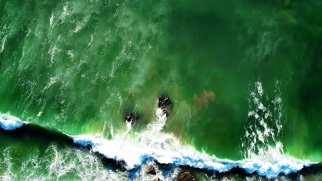 Vista-Aérea-De-Drones-De-Olas-De-Playa