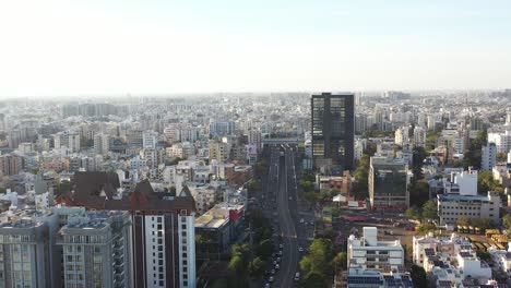 Vista-Aérea-De-Drones-Edificios-De-Gran-Altura-Muchos-Vehículos-Descienden-De-Edificios-Y-Puentes