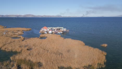 Uros-Floating-Islands-on-Lake-Titicaca-in-Peru,-South-America