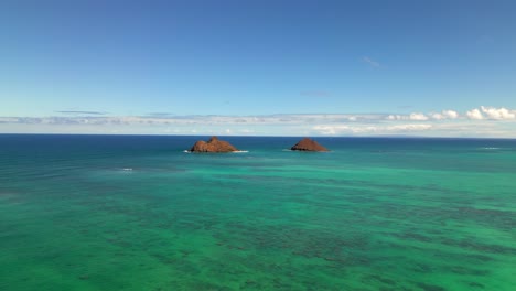 Mar-Turquesa-Y-Cielo-Azul-En-La-Isla-De-Oahu,-Hawaii---Disparo-Aéreo-De-Drones