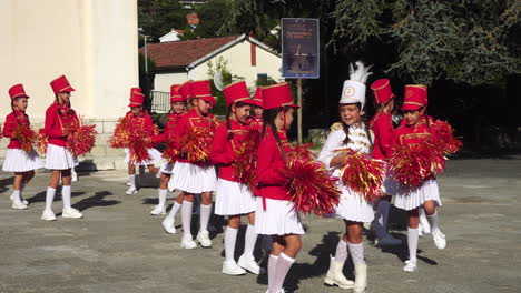 Chica-Majorette-Marching-Band-Practicando-Coreografía-En-Un-Día-Soleado