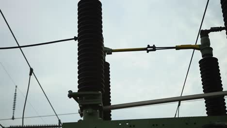 Elektrische-Isolatoren-Und-Verbindungen-In-Einem-Kraftwerk,-Bewölkter-Himmel-Im-Hintergrund