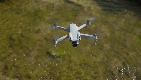 Drohnenkamera-Fliegt-über-Den-Fluss-Mit-Klarem-Wasser