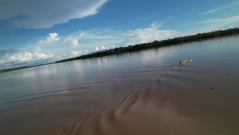 Drohnenansicht-Eines-Bootes,-Das-Auf-Einem-Breiten-Fluss-Im-Amazonas-Segelt