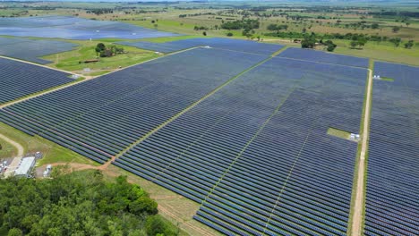 Una-Gran-Estación-De-Paneles-Solares-En-El-Campo-De-Sao-Paulo-Con-Más-De-3000-Paneles-Solares-En-El-Campo---Pereira-Barreto,-Brasil