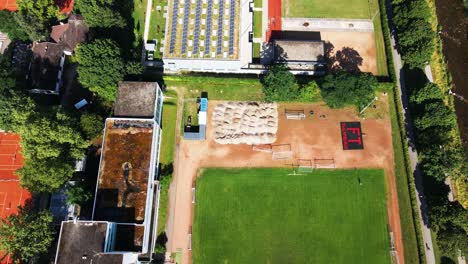 &quot;Erleben-Sie-Aus-Der-Vogelperspektive-Das-Lebendige-Stadtbild-Und-Die-üppigen-Parks-Von-Freiburg-Im-Breisgau,-Mit-Drohnenaufnahmen-Von-Fußballfeldern,-Auf-Denen-Sich-Die-Einheimischen-Zu-Temperamentvollen-Spielen-Unter-Der-Sonne-Treffen.