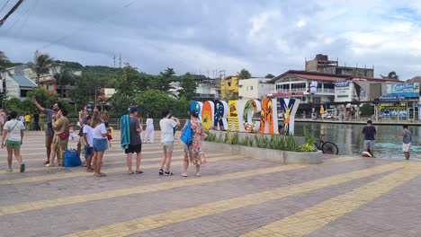 Touristen,-Tuk-Tuk-Fahrzeuge,-Straßen-Und-Gebäude-Im-Zentrum-Der-Insel-Boracay,-Philippinen,-Panorama-60 fps