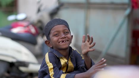 Toma-Cinematográfica-De-Un-Niño-Pequeño-Sonriendo-Y-Jugando