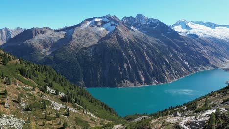 Mountain-Lake-Schlegeis-at-Olpererhutte-Hike-Trail-in-Zillertal-Alps,-Austria---Pan-Right